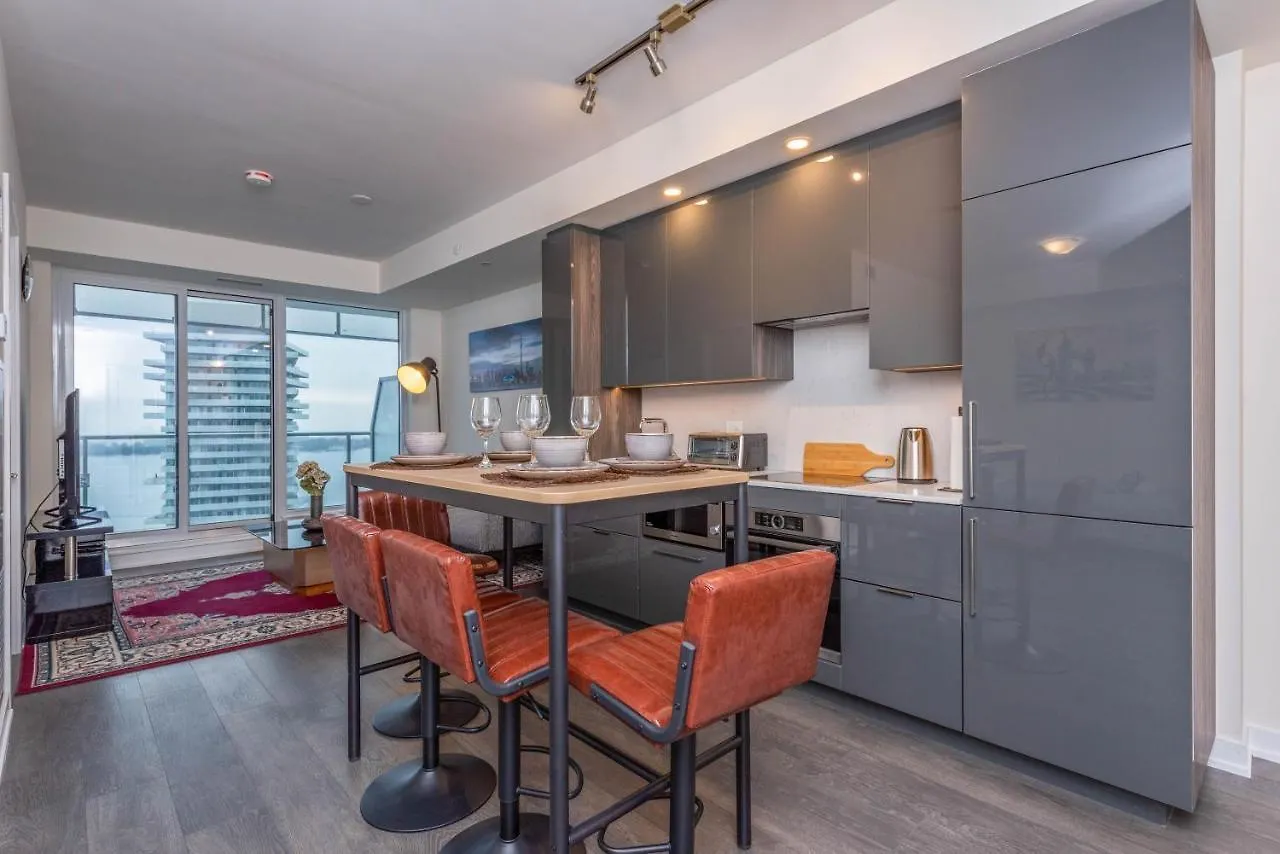 Апартаменты Pristine 1Br + Den -Harbour Front Toronto Downtown -