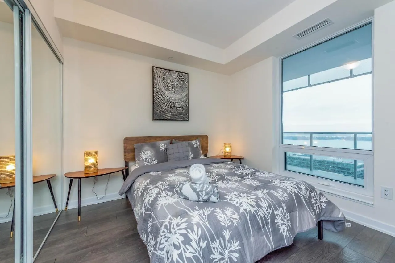 Апартаменты Pristine 1Br + Den -Harbour Front Toronto Downtown -